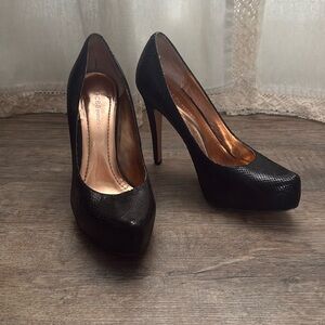 BCBG super hot heels. in good condition. size 7.5